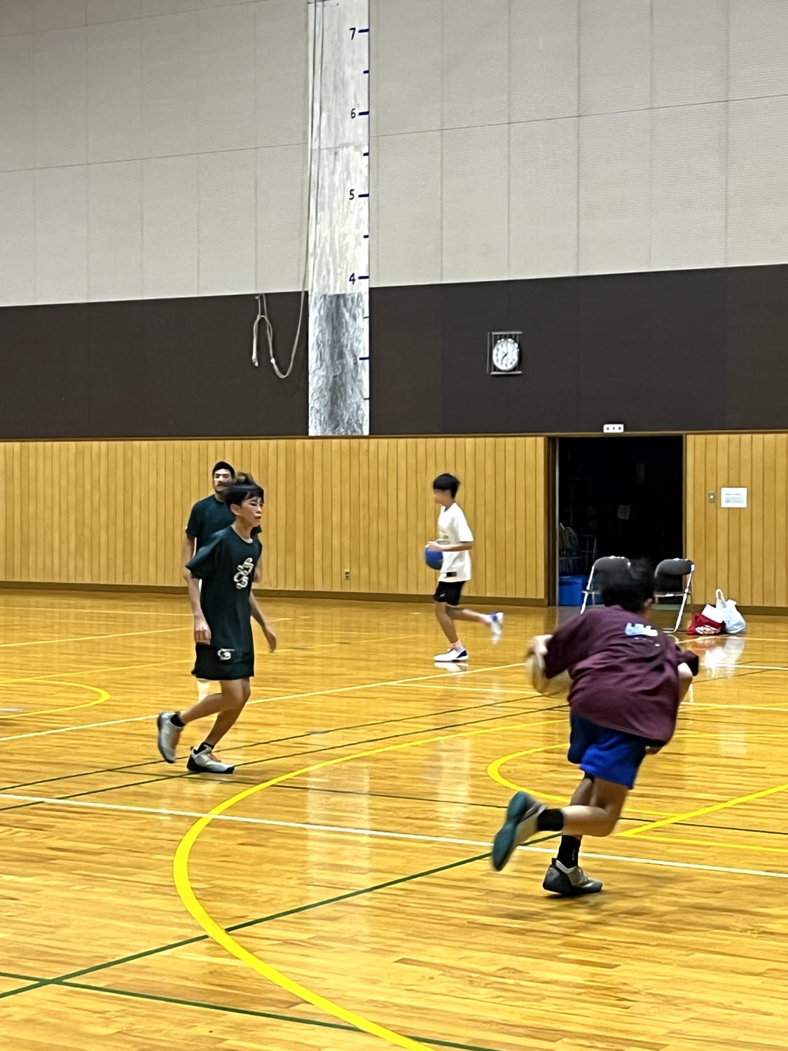 体育館でバスケットボールの練習をしている様子の写真