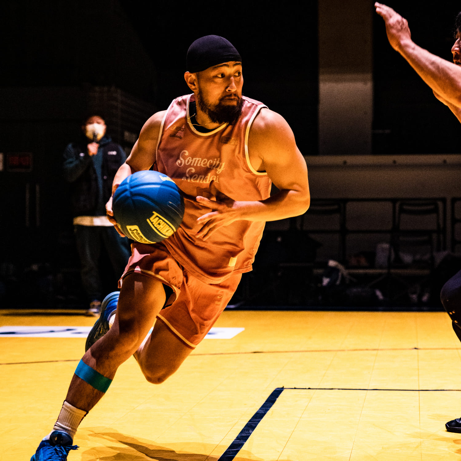 BUZZのプロフィール写真:試合中にドリブルをしている様子の写真