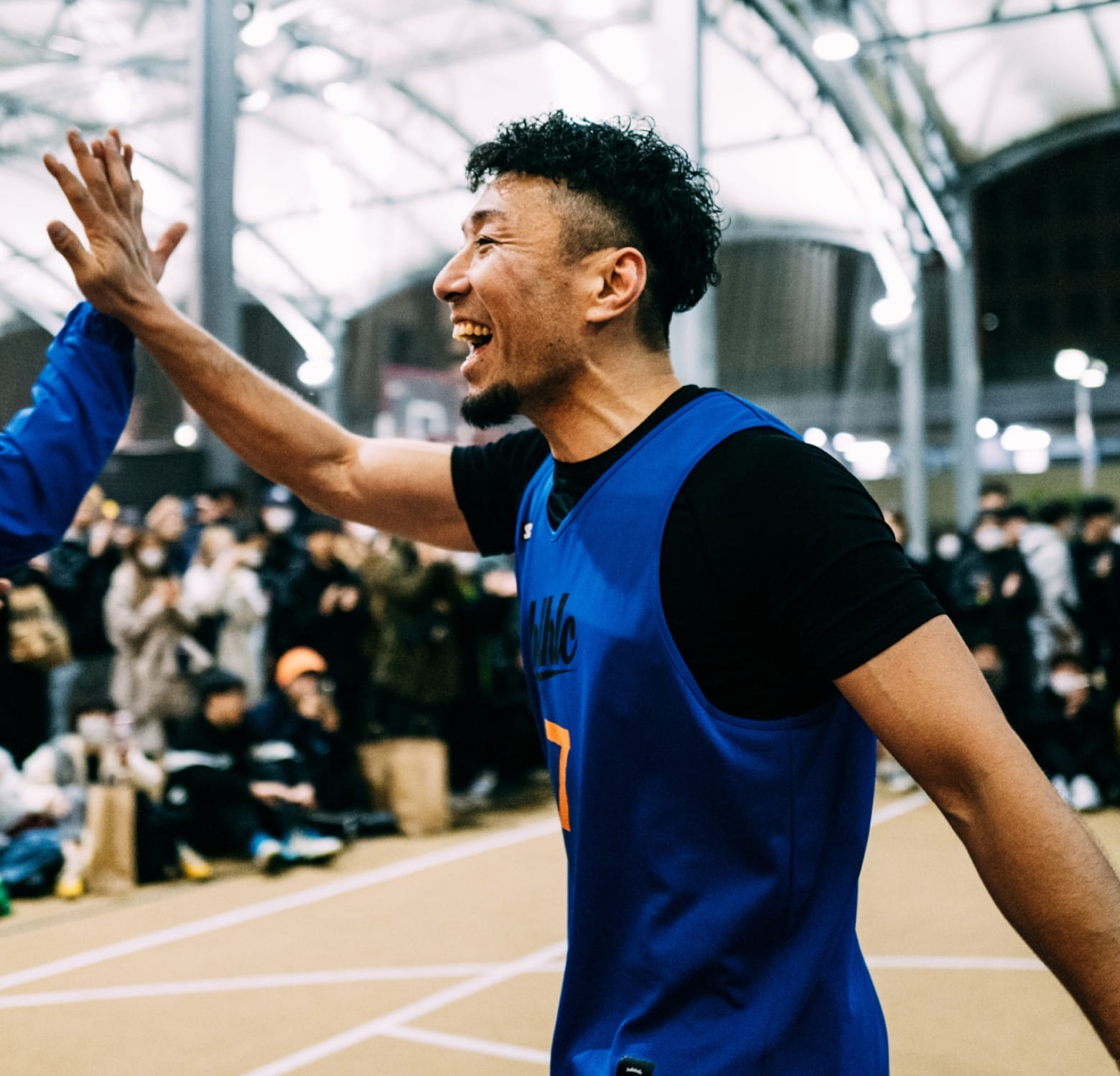 K-TAの写真:笑顔でハイタッチをしている様子