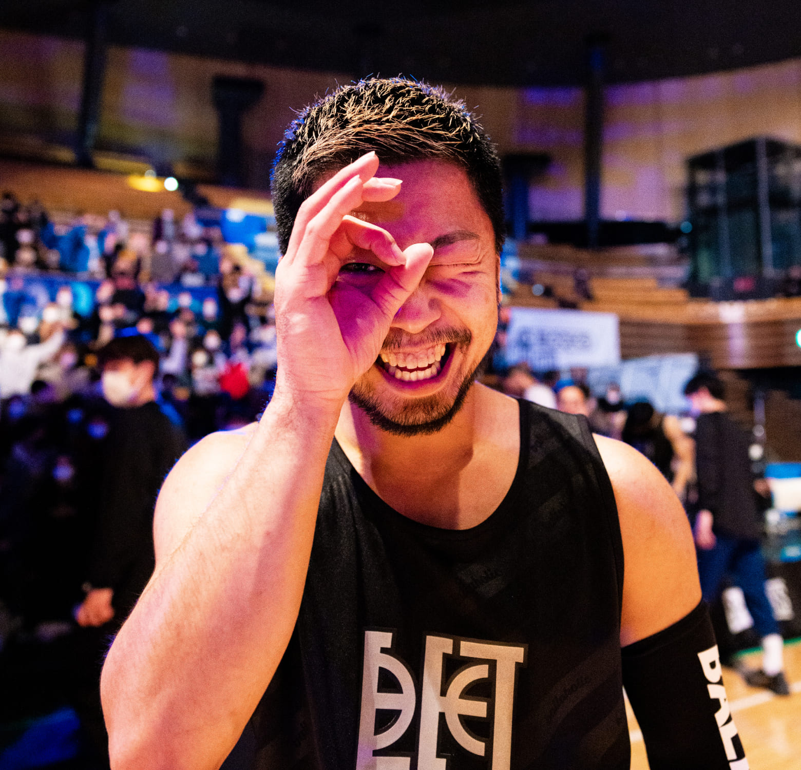 KKの写真:笑顔でウインクをしている様子