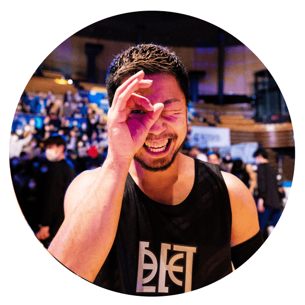 KKの写真:ウインクをして微笑んでいる様子の写真