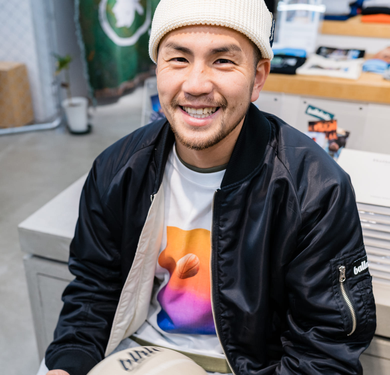 KKの写真:笑顔でウインクをしている様子