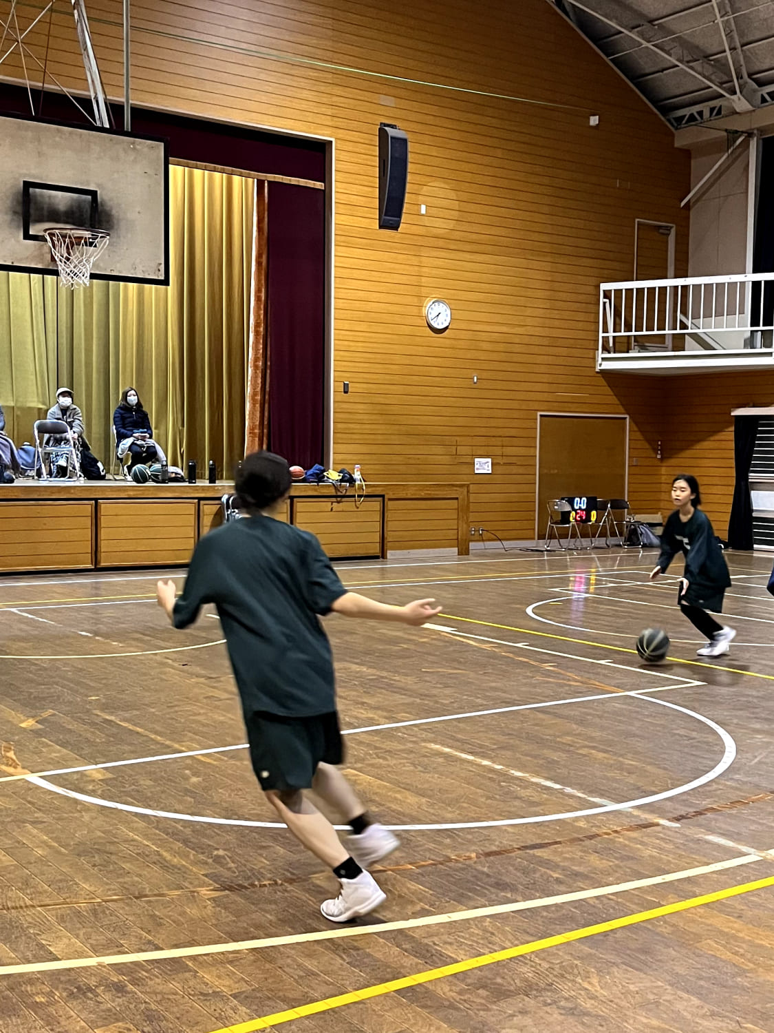 女の子がバスケットボールをしている様子の写真