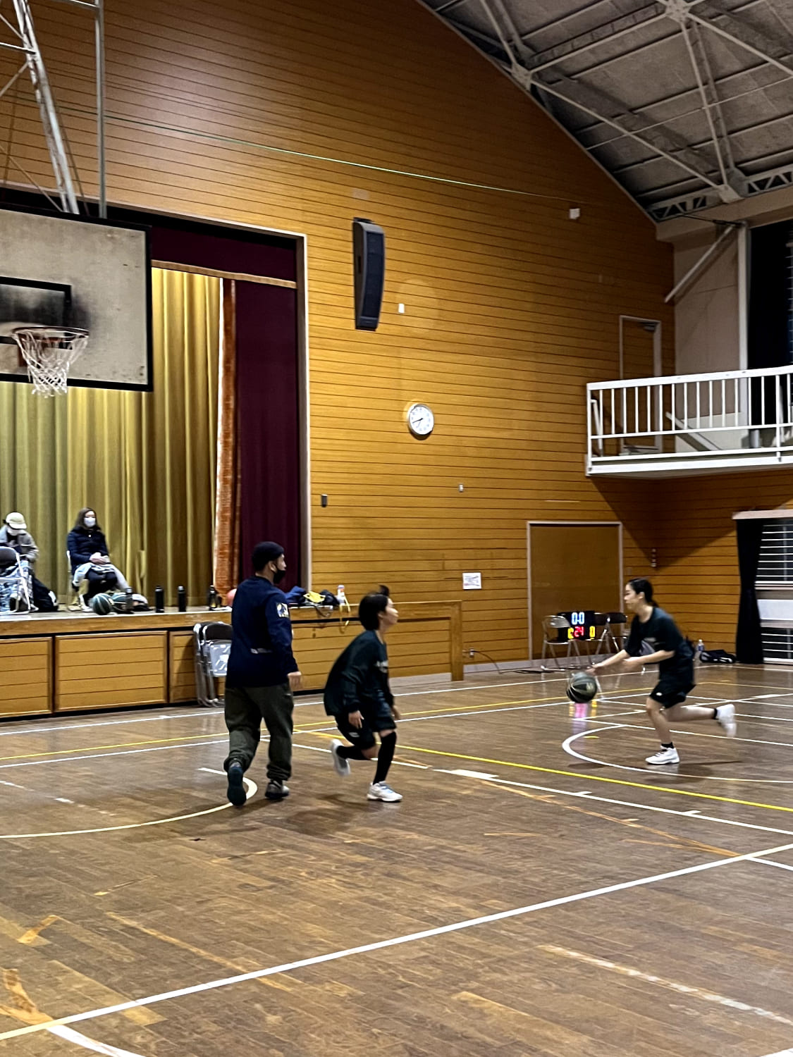 1on1でバスケットボールをしている様子の写真