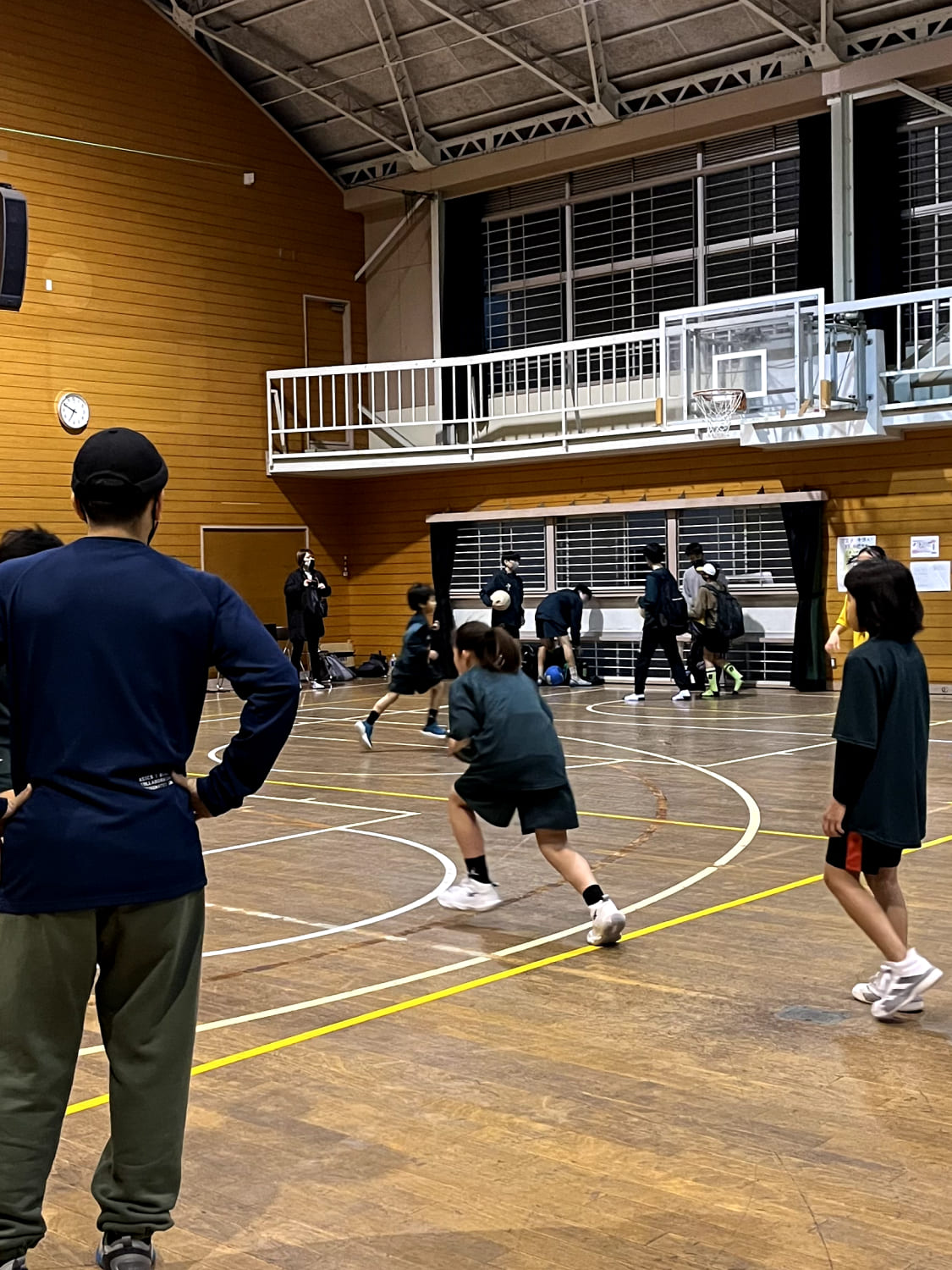 複数のスクール生がバスケットボールの練習をしている様子の写真
