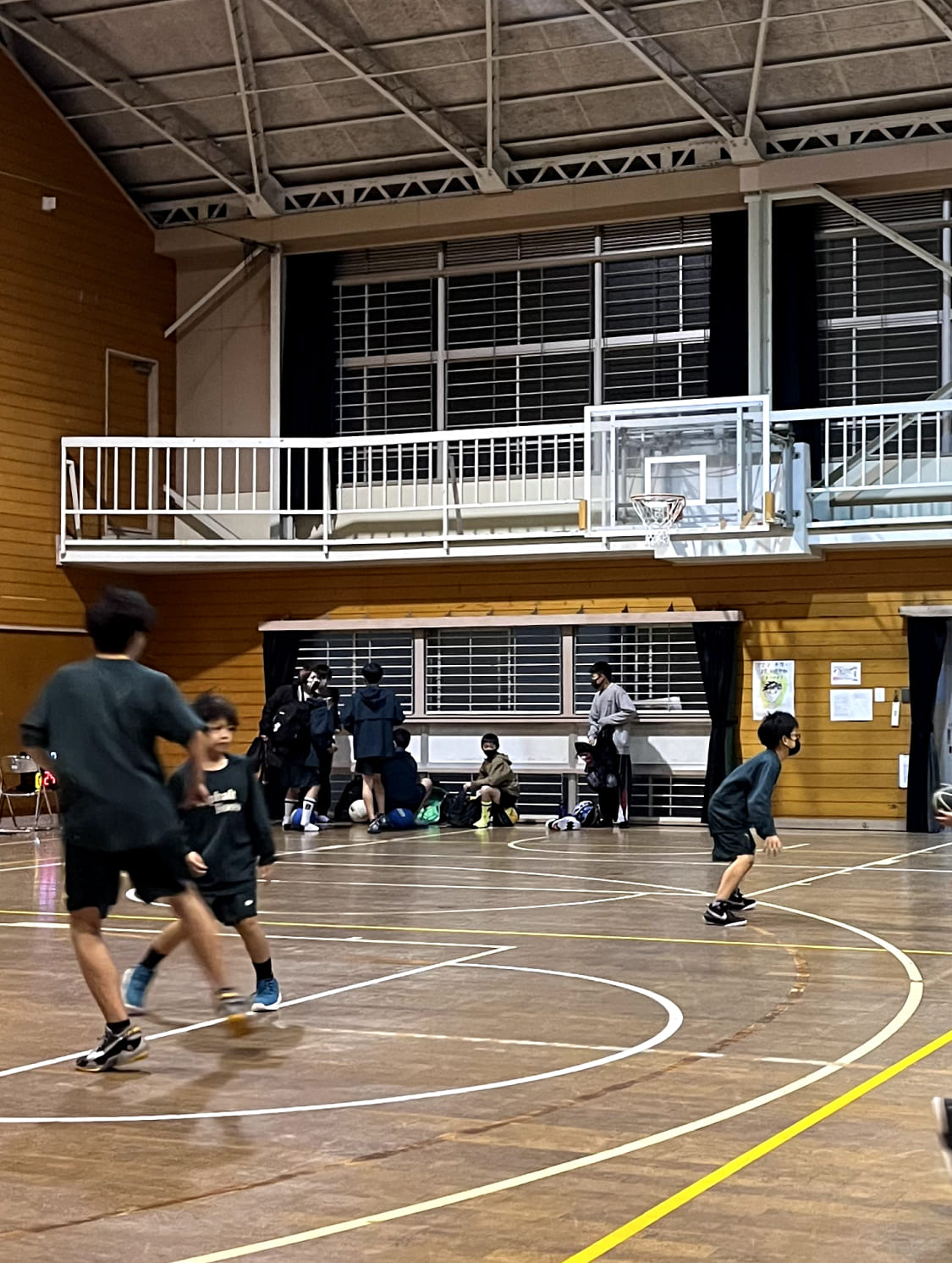 複数のスクール生がバスケットボールの練習をしている様子の写真
