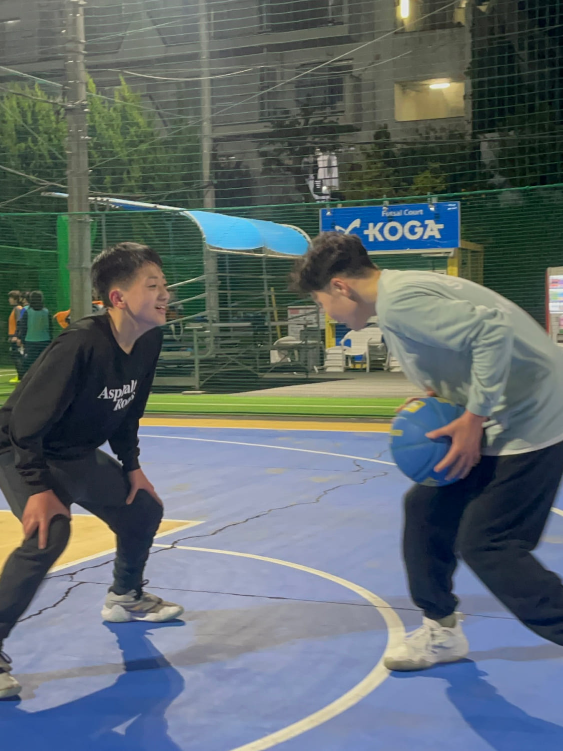 1on1でバスケットボールをしている様子の写真