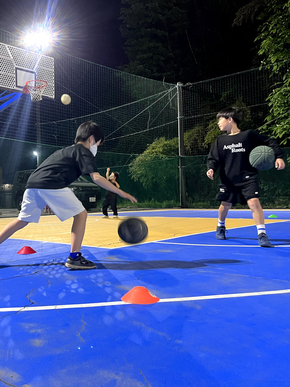 バスケットボールの練習をしている様子の写真