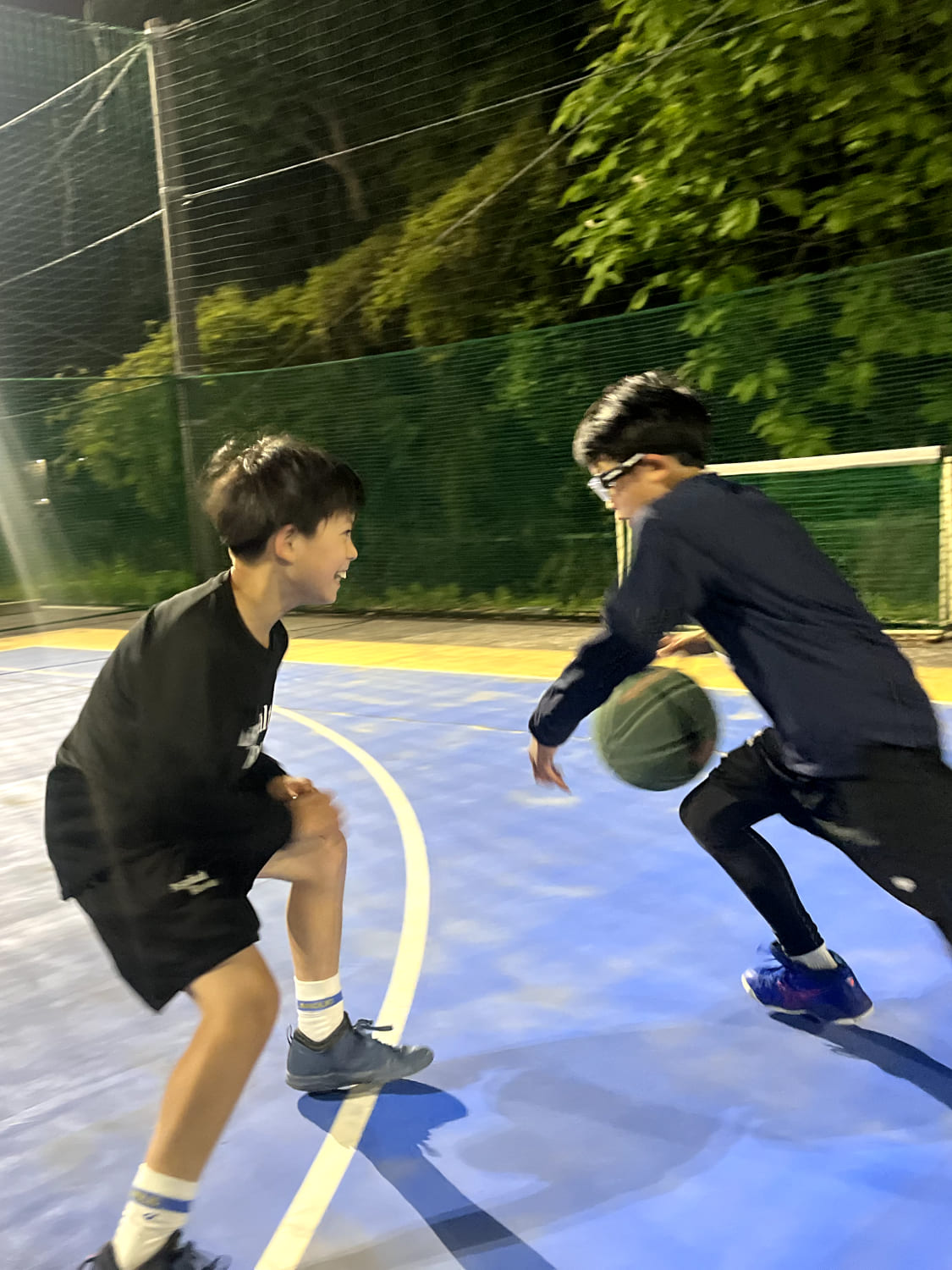 1on1でバスケットボールをしている様子の写真