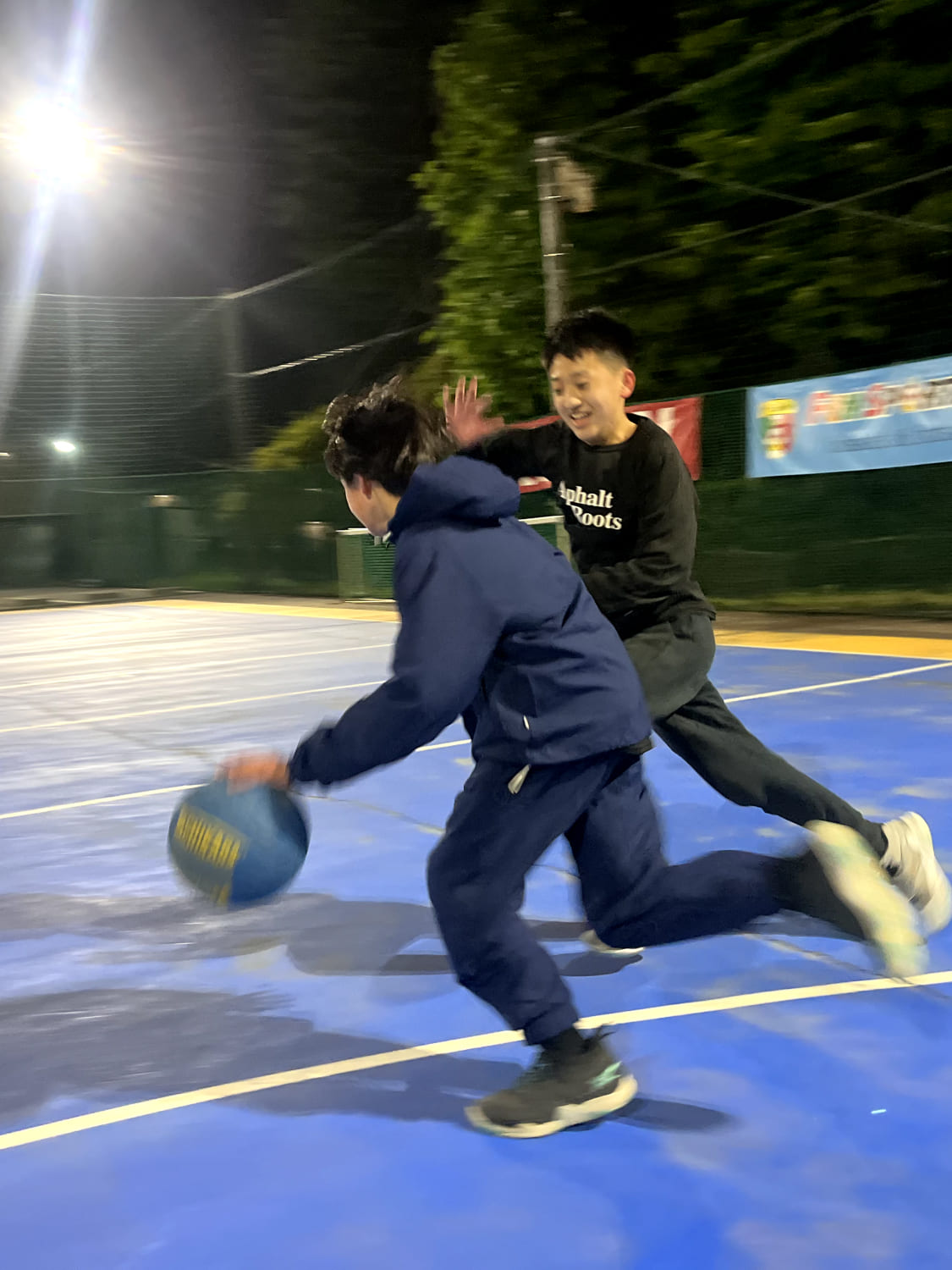 1on1でバスケットボールをしている様子の写真