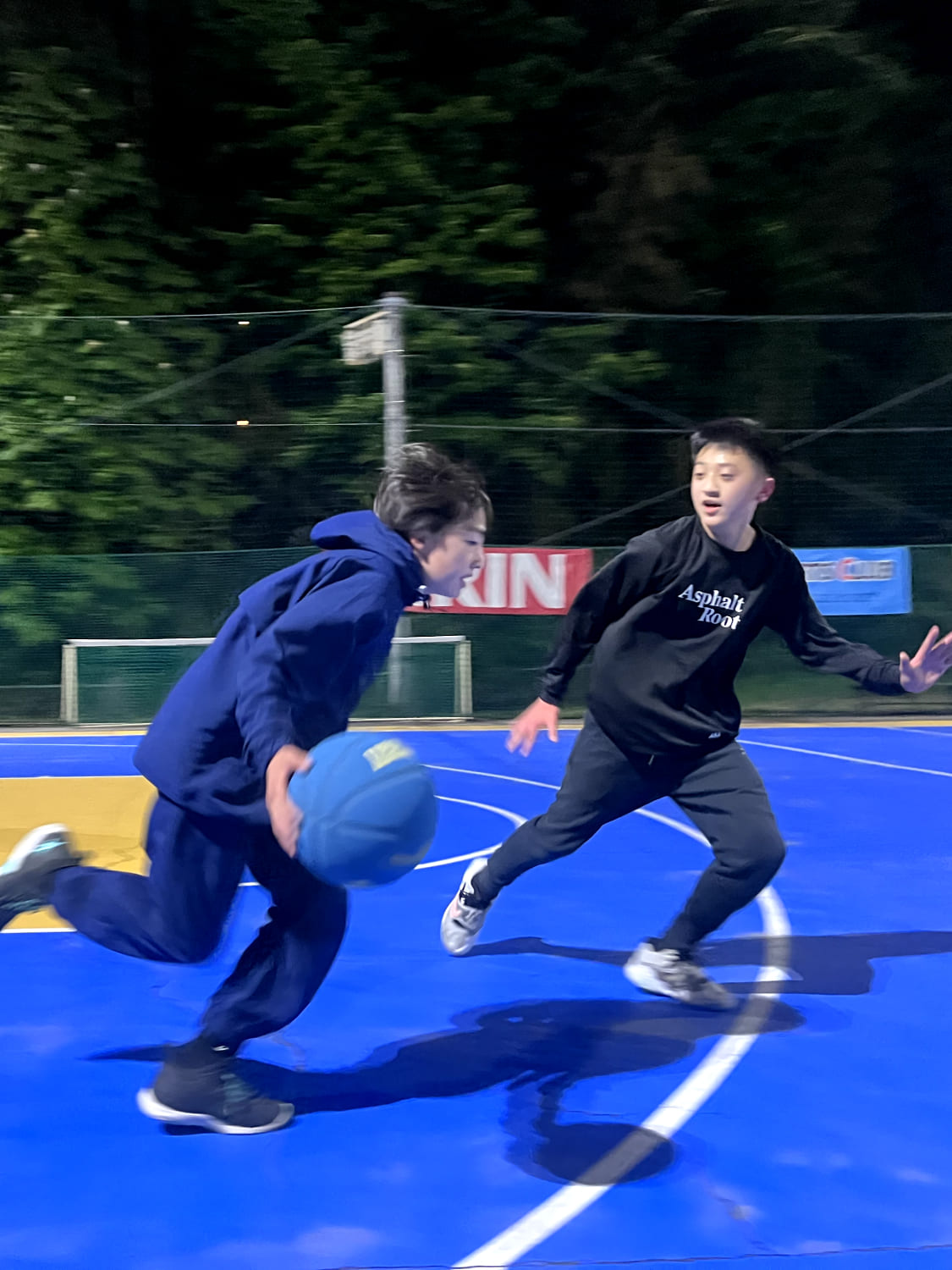 1on1でバスケットボールをしている様子の写真