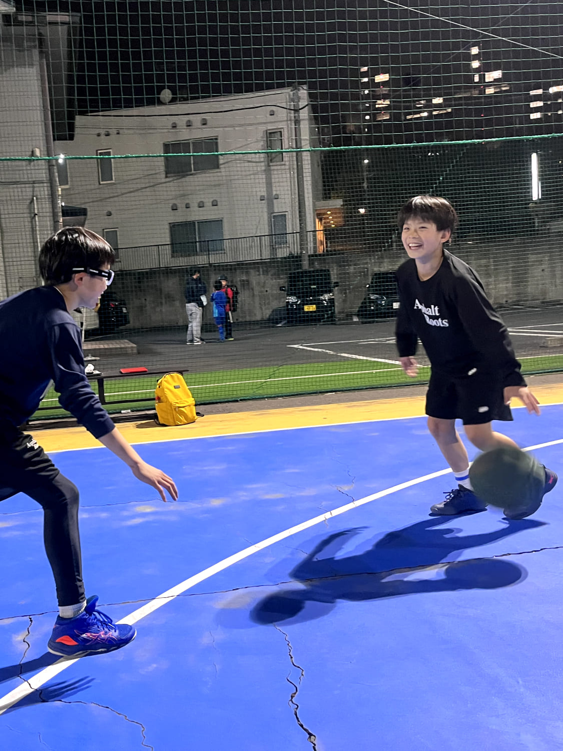 1on1でバスケットボールをしている様子の写真