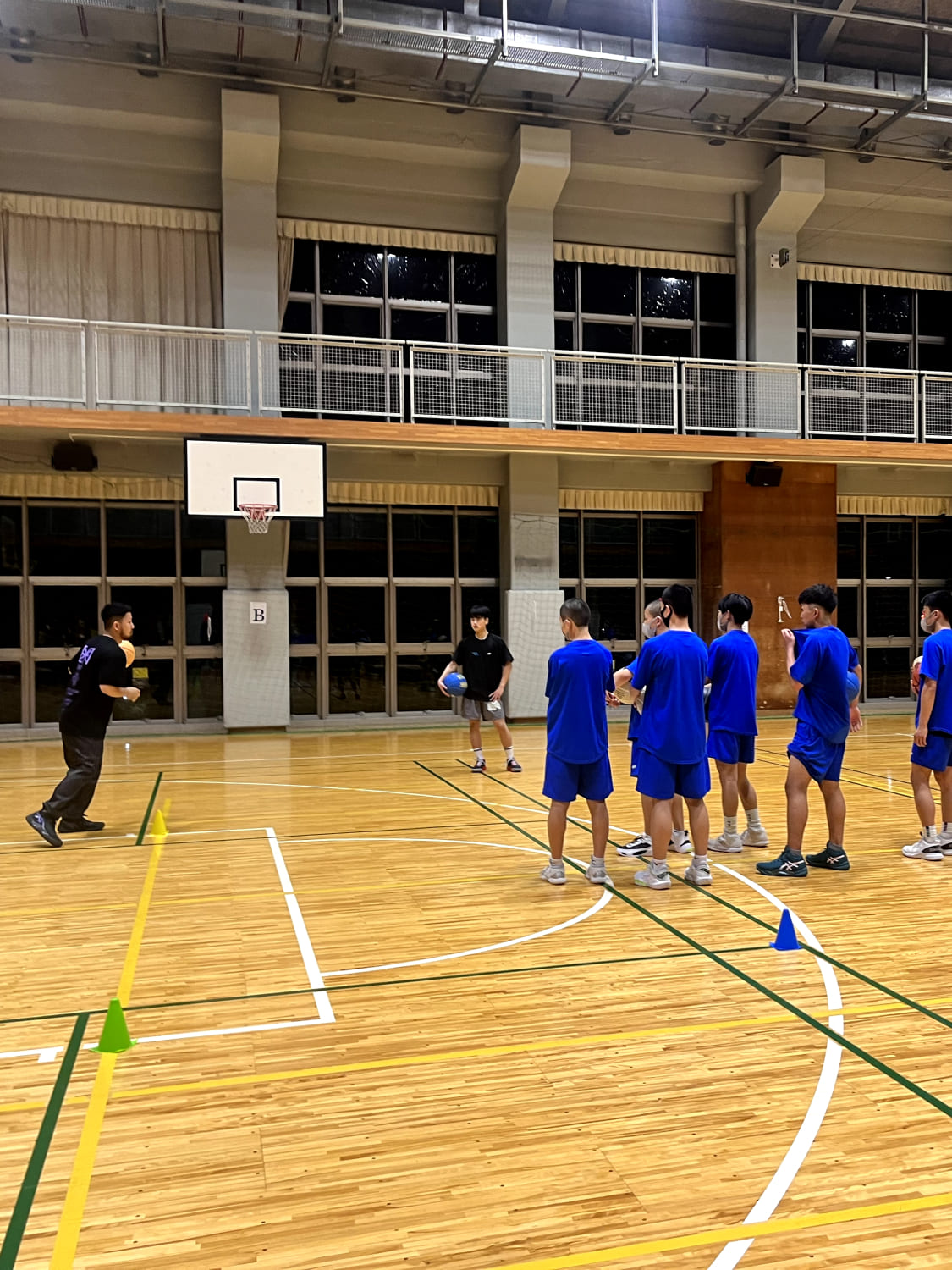 スクール生がコーチの実演を見ている様子の写真