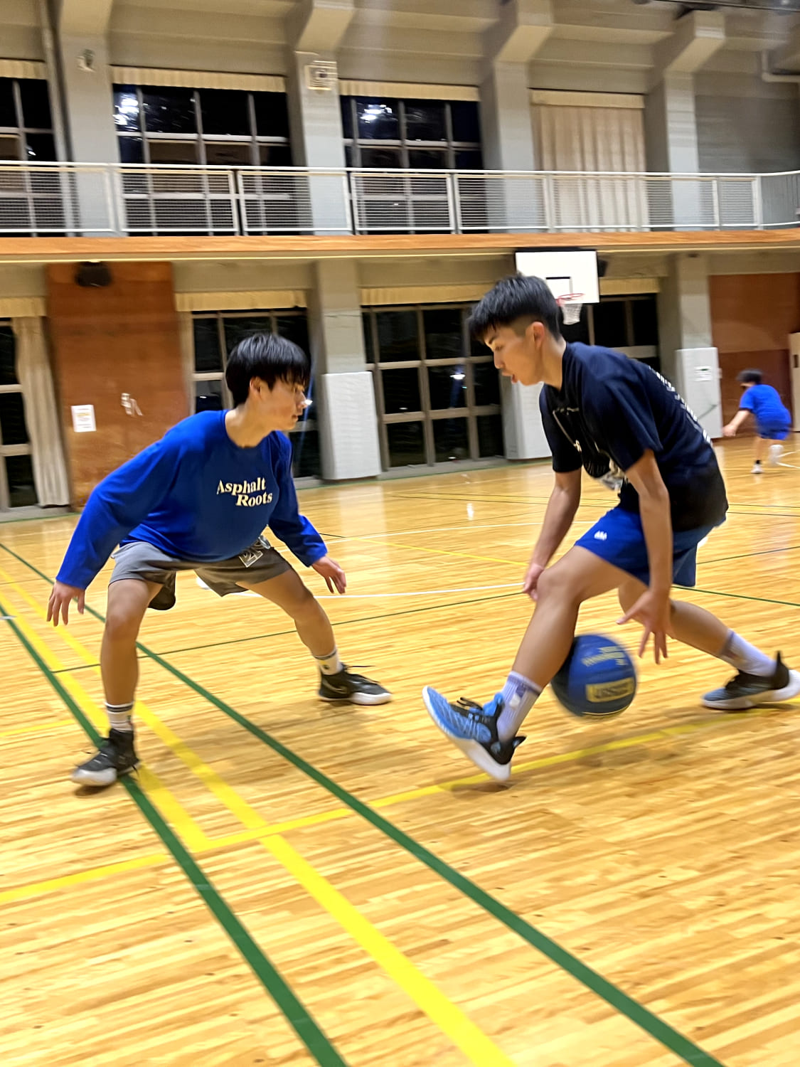 1on1でバスケットボールをしている様子の写真