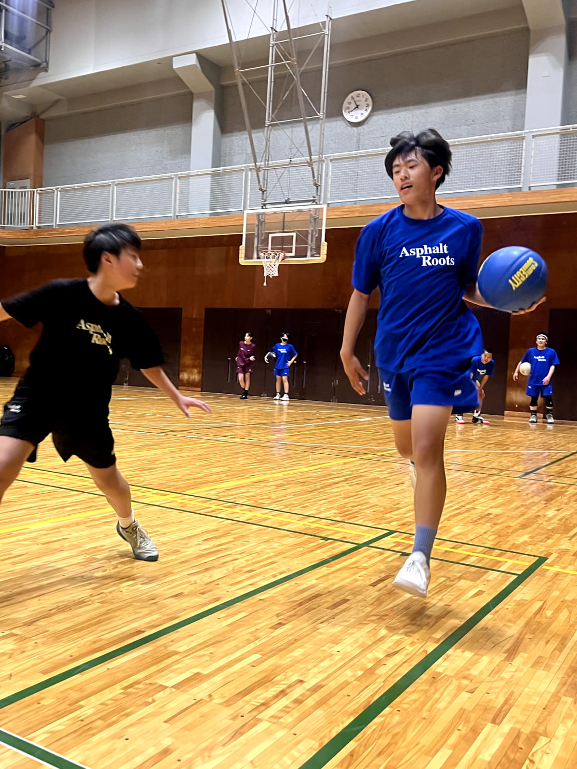 1on1でバスケットボールをしている様子の写真