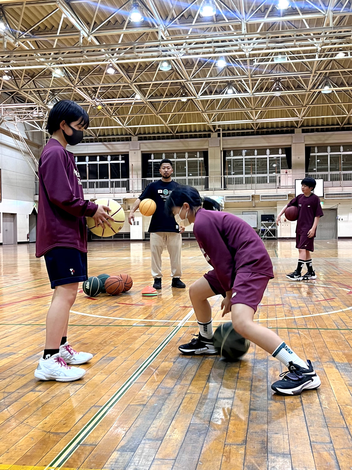 女の子がドリブルの練習をしている様子の写真