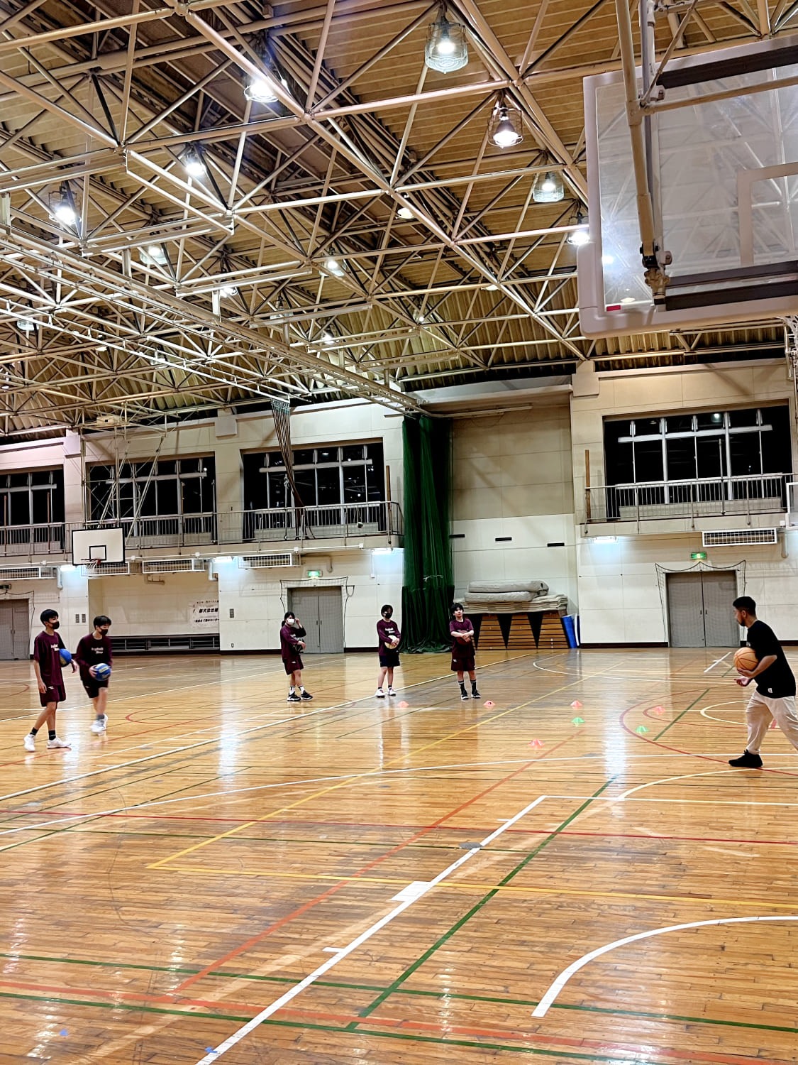 体育館で練習をしている様子の写真