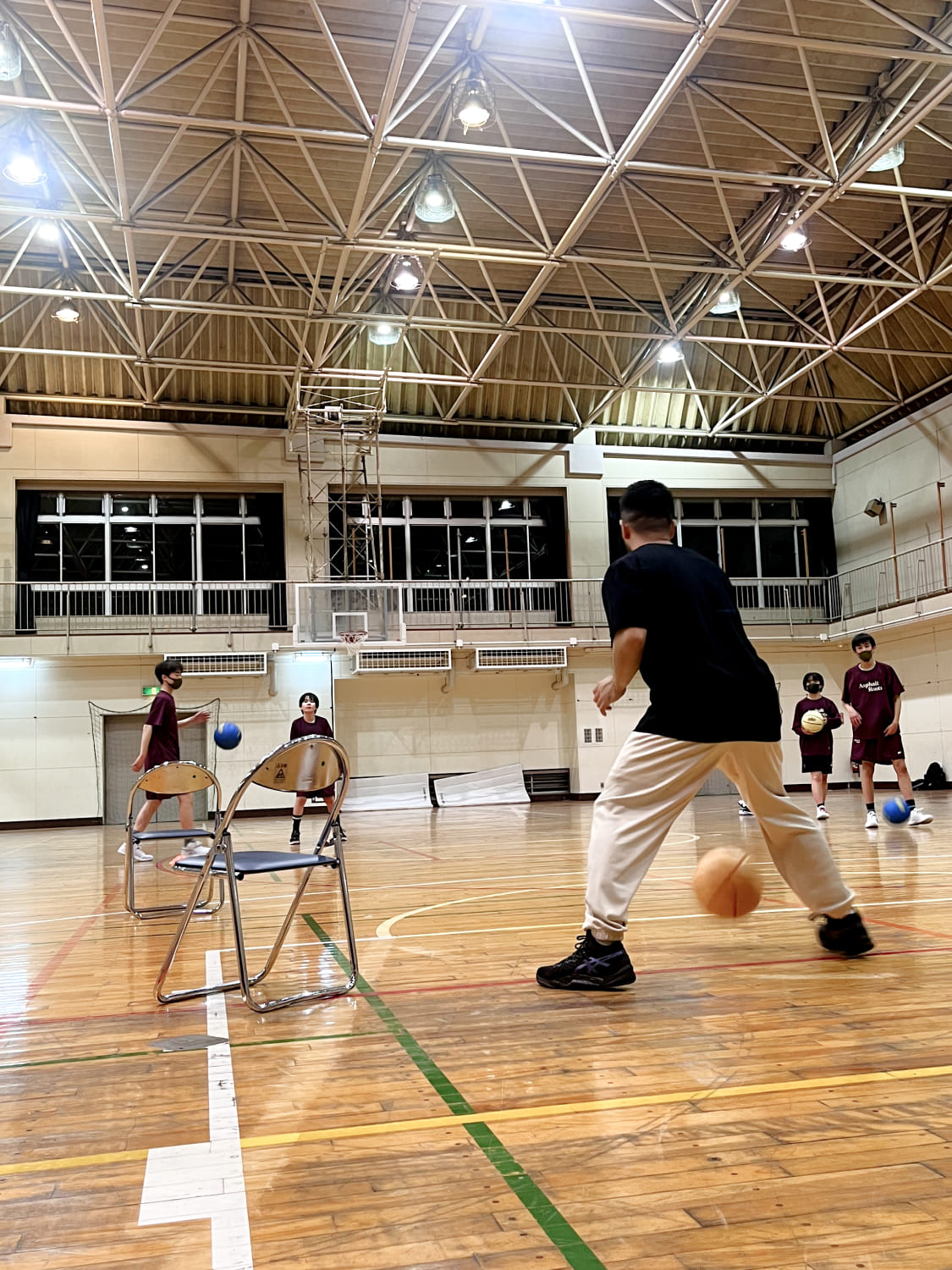 コーチとスクール生が一緒に練習している様子の写真