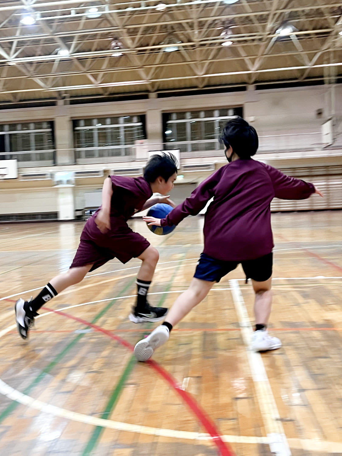 1on1でバスケットボールをしている様子の写真