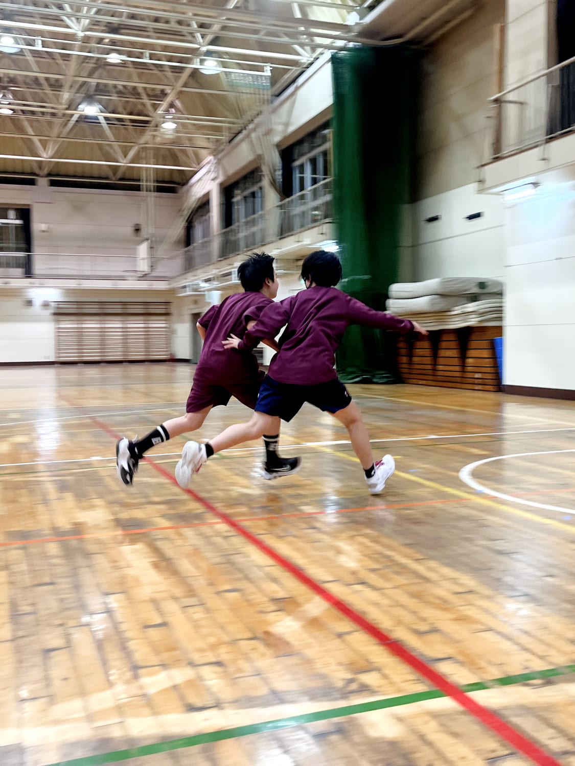 1on1でバスケットボールをしている様子の写真