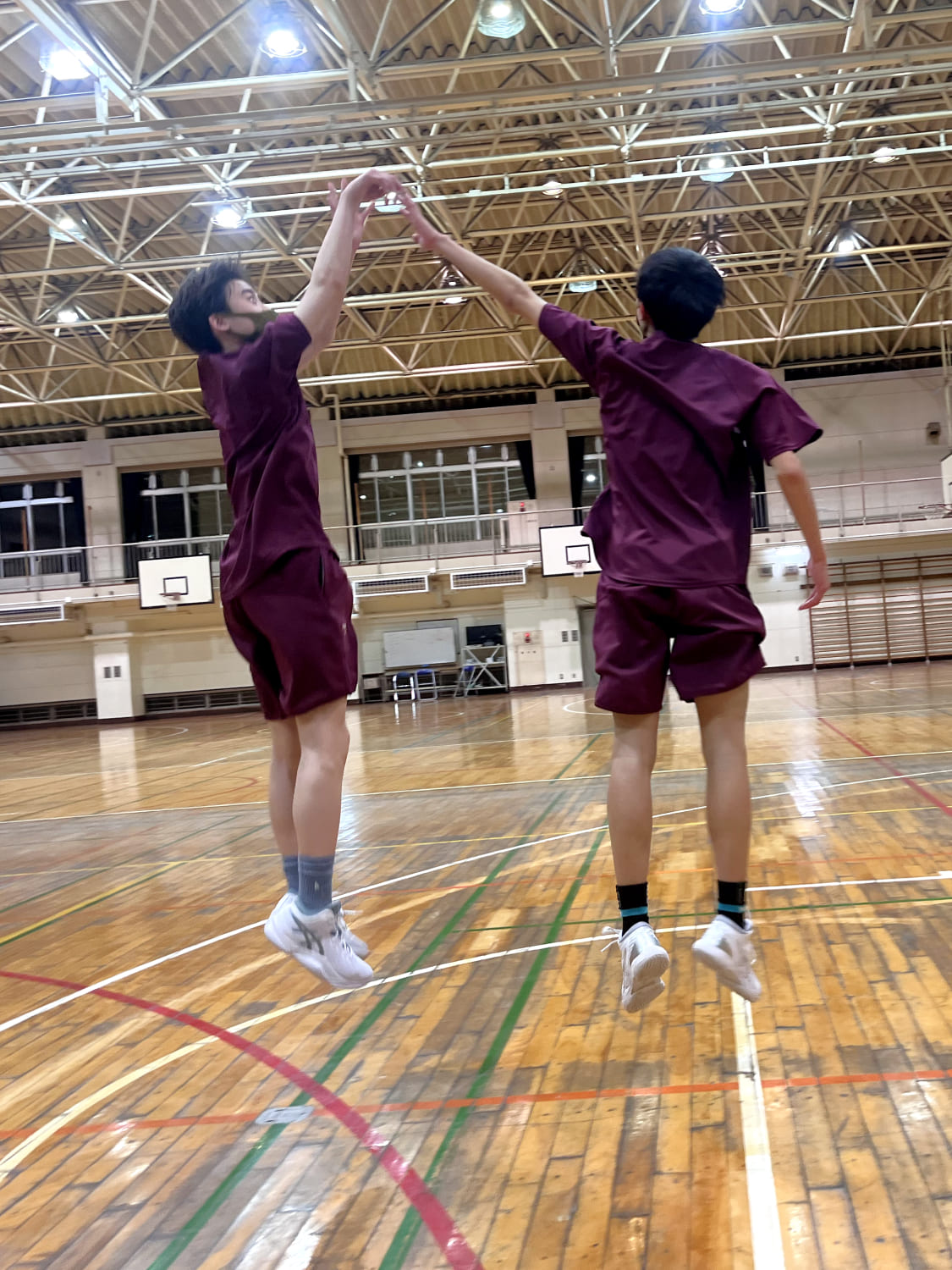 スクール生がシュートをしている様子の写真