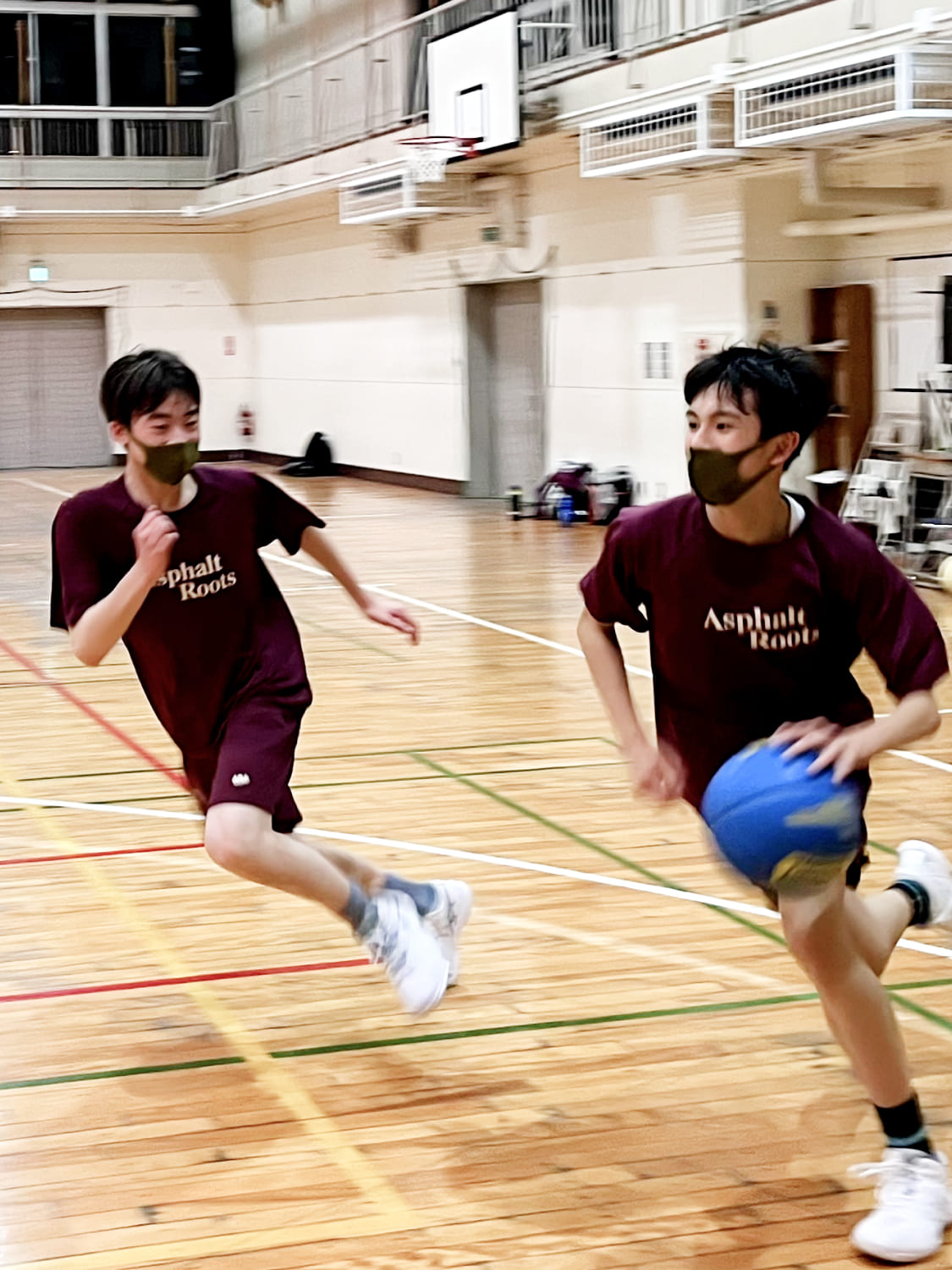 1on1でバスケットボールをしている様子の写真