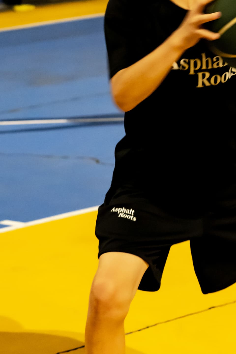 黒のTシャツを着た人の写真