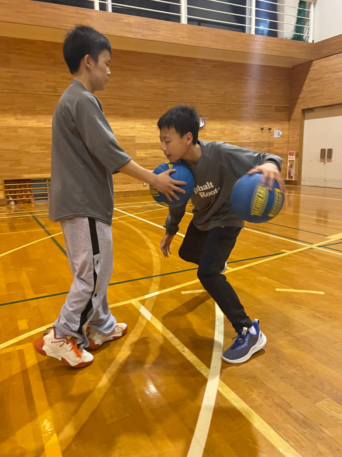 二人でバスケットボールを練習している様子の写真