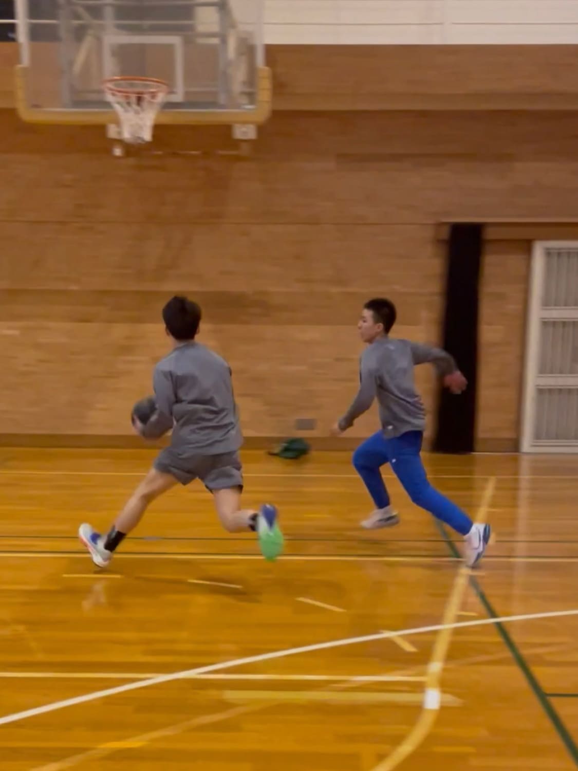 1on1でバスケットボールをしている様子の写真
