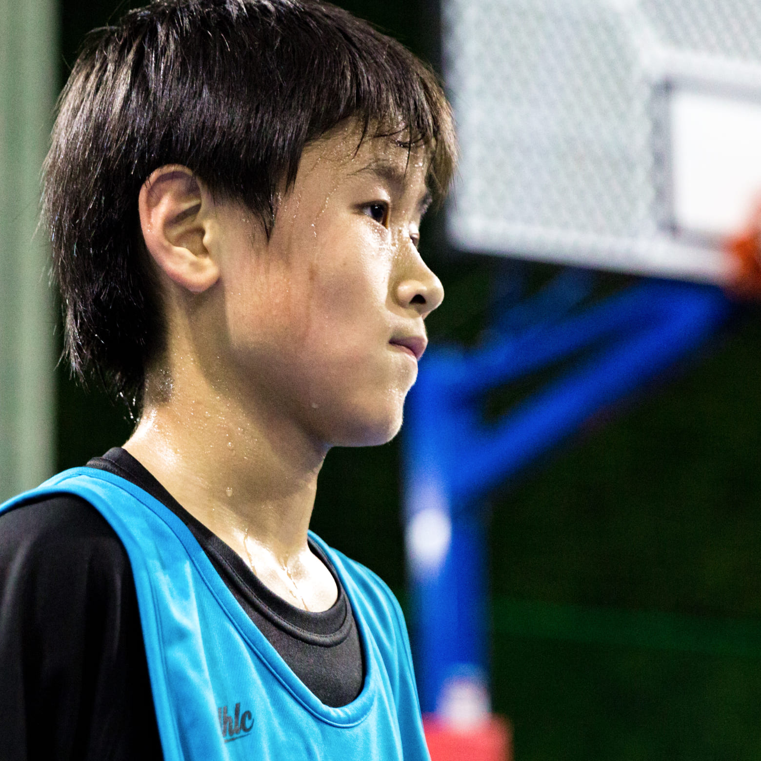 汗をかいた青年が真剣な眼差しで一点を見つめている様子の写真