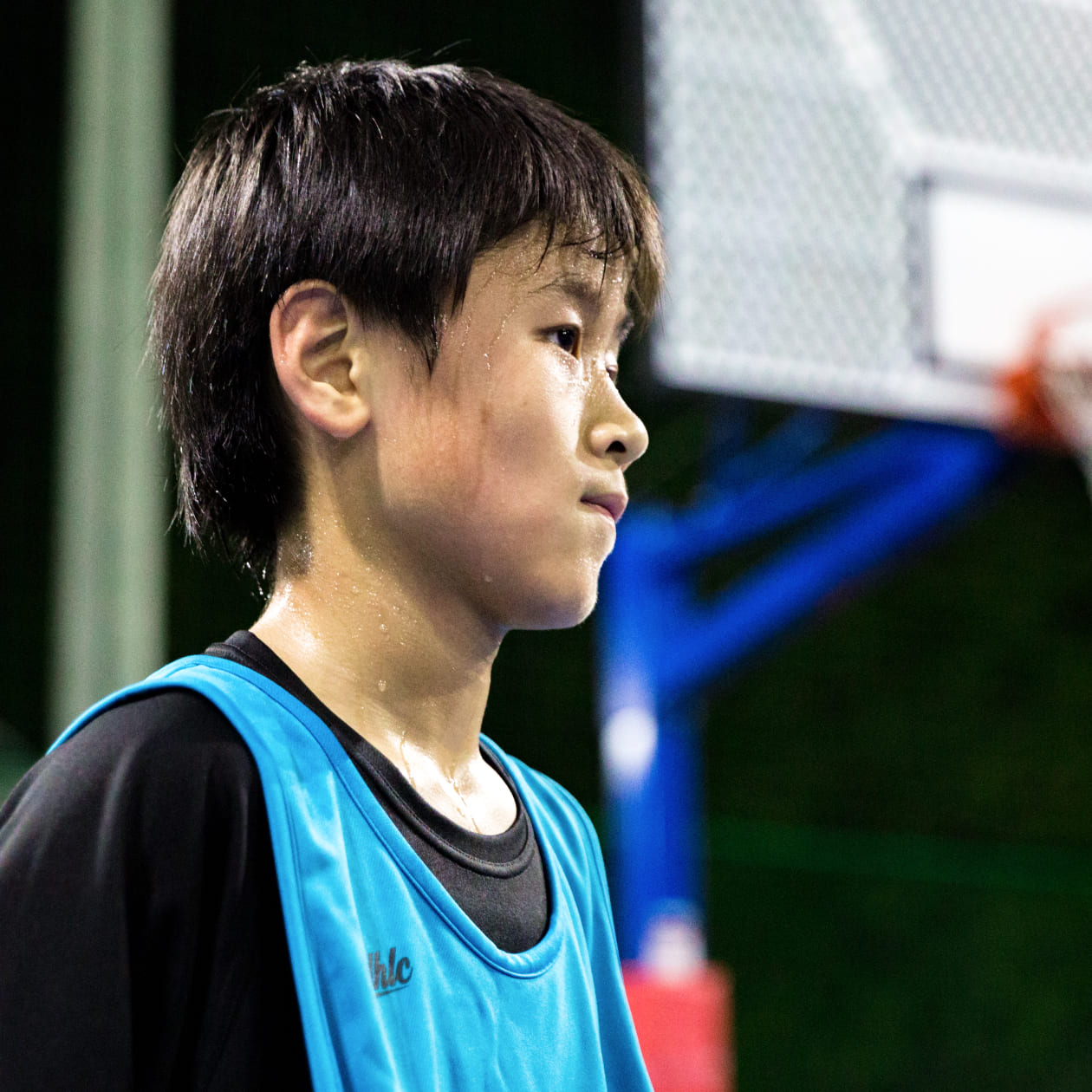 汗をかいた青年が真剣な眼差しで一点を見つめている様子の写真